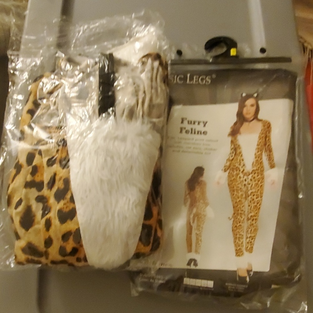Women Costume! Halloween Costume! - Picture 8 of 8